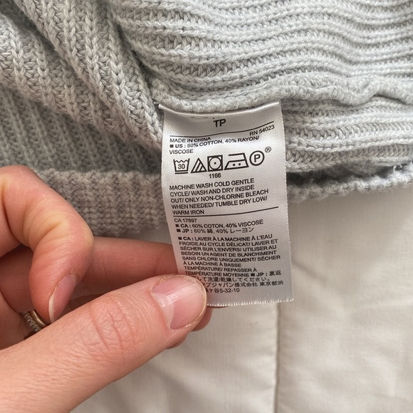 Banana Republic XS woman’s light grey sweater - Picture 8 of 8
